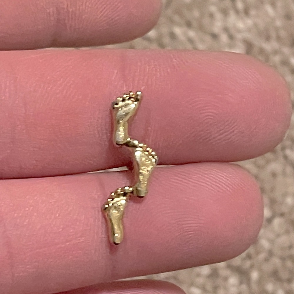 Footprints pin